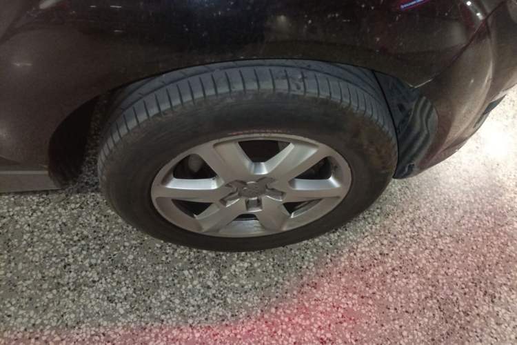 Used Audi Q7 2010 3.6 FSI quattro base version Right Front Wheel Hub