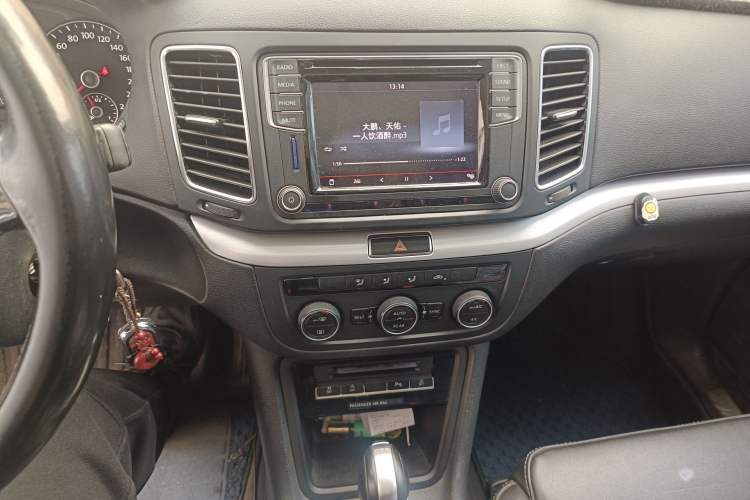 Used Volkswagen Sharan 2016 280TSI Enjoyment Model 7-Seater Audio And AC Panel