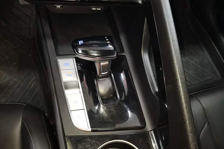 Used Hyundai Elantra 2021 1.5L CVT GLX Elite Edition Gear Lever
