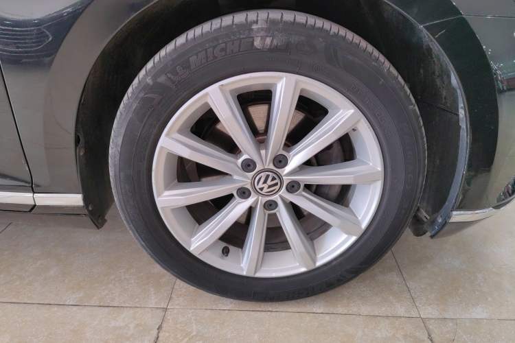 Used Volkswagen Magotan 2019 330TSI DSG Leading Model China VI Standard Right Front Wheel Hub