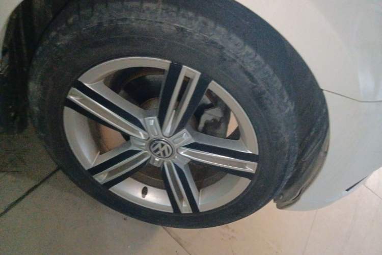 Used Volkswagen Lamando 2017 280TSI DSG Comfort Edition Right Front Wheel Hub