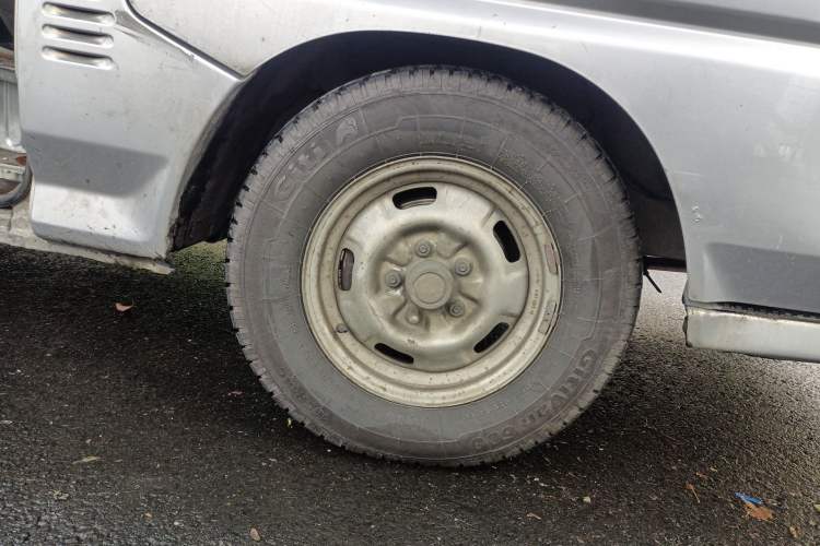 Used Soueast Delica 2014 2.0L New Entrepreneur Pioneer Practical Edition Right Front Wheel Hub