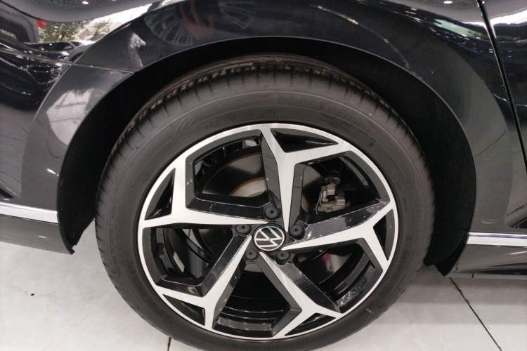 Used Volkswagen Magotan 2023 2 Million Units Limited Edition 330TSI DSG Leading Version Right Rear Wheel Hub