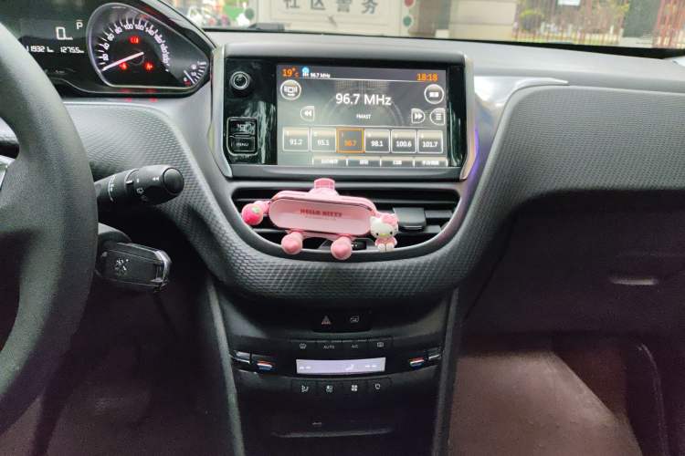 Used Peugeot 2008 2014 1.6L Automatic Fashion Edition Audio And AC Panel