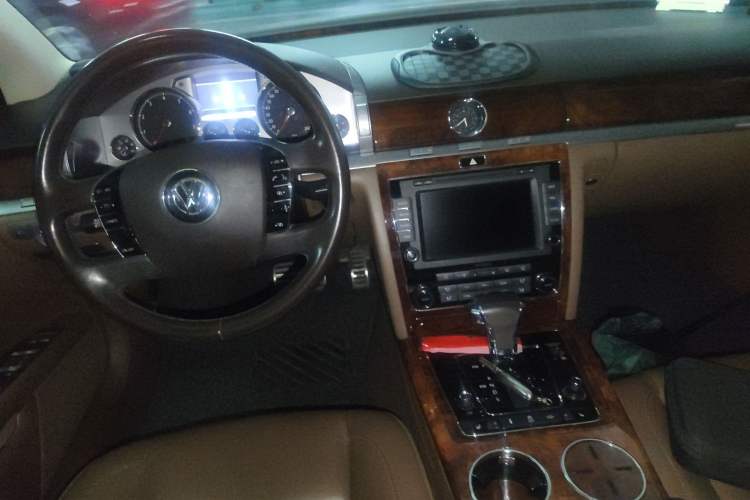 Used Volkswagen Phaeton 2015 3.0L Smart Edition Center Console