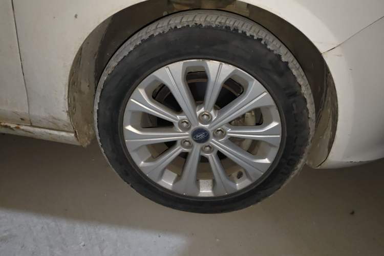 Used Ford Escort 2017 Happiness Edition 1.5L Automatic Fashion Version Right Front Wheel Hub