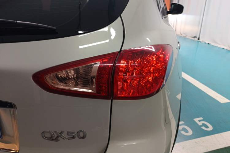 Used Infiniti QX50 2013 2.5L Two-Wheel-Drive Elegant Edition
