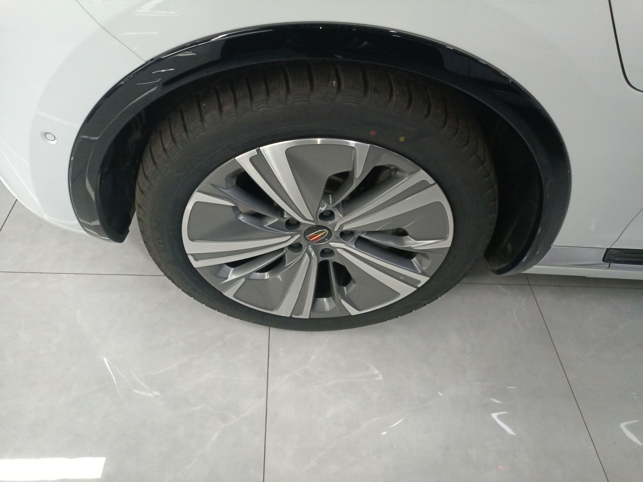 Hongqi E-HS9 2022 660 km Range Flagway Edition Six Seats — снимка 10