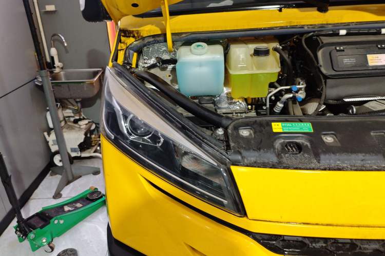 Used Iveco Daily 2023 2.5T A35M1 Multi-Purpose Passenger Vehicle Short Wheelbase Low Roof Single-Tire Side-Sliding Door Automatic Transmission
