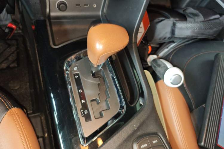 Used Soueast DX7 2015 1.5T Automatic Elite Model Gear Lever