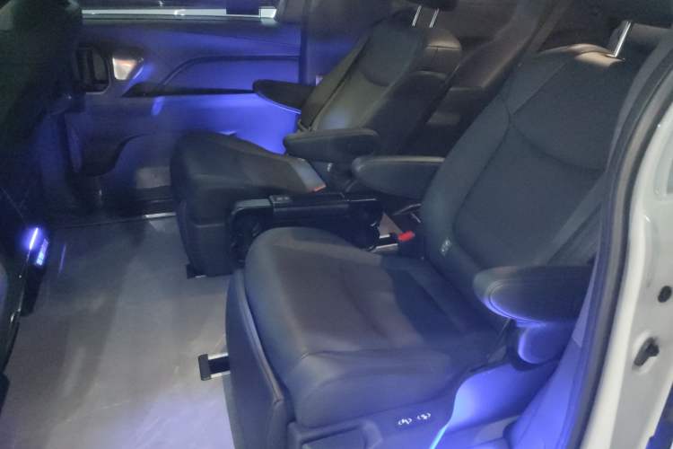 Used Toyota SIENNA 2024 2.5L Hybrid Four-Wheel Drive Prestige Edition