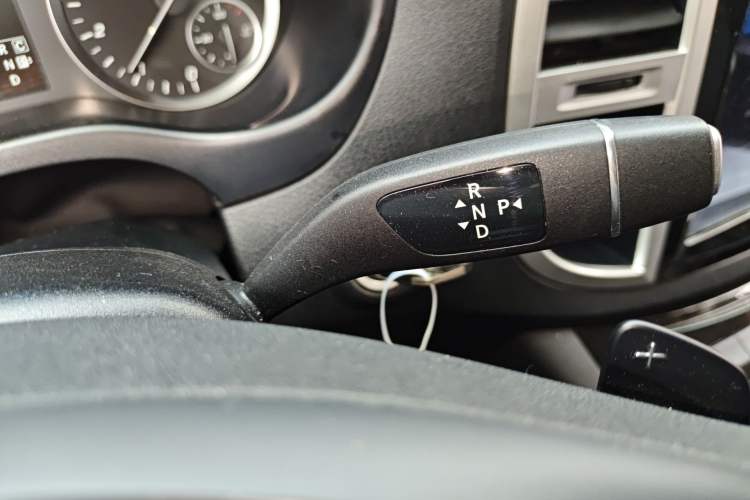 Used Mercedes-Benz Vito 2020 2.0T Elite Version 7 Seats Gear Lever