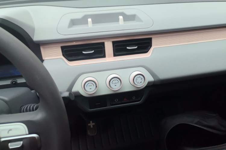 Used Chery QQ Ice Cream 2022 170km Sundae Phosphate Lithium-Ion Audio And AC Panel