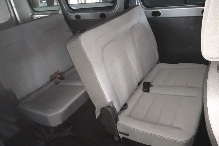 Used Wuling Yangguang 2024 300KM Comfort Version Passenger Van 75kW
