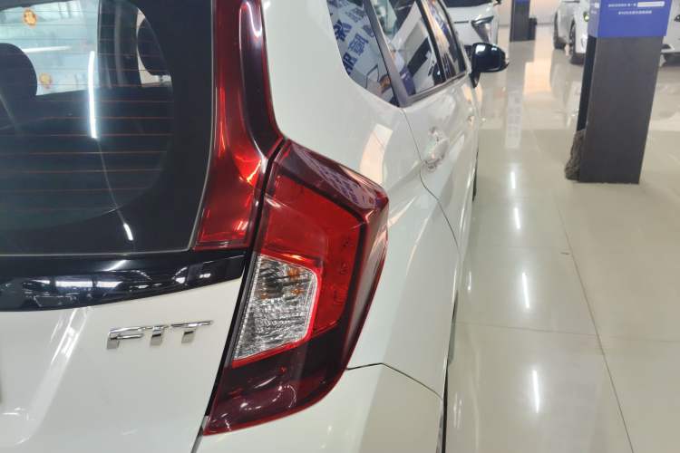 Used Honda Fit 2016 1.5L SES CVT Fashion Sunroof Edition Exterior 3