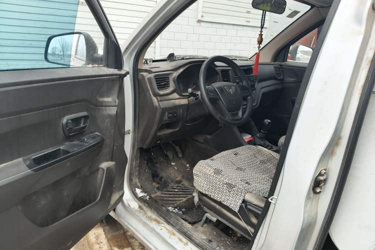 Used Wuling Hongguang V 2019 1.5L Jingqu Edition Sealed-Window Vehicle China VI LAR
