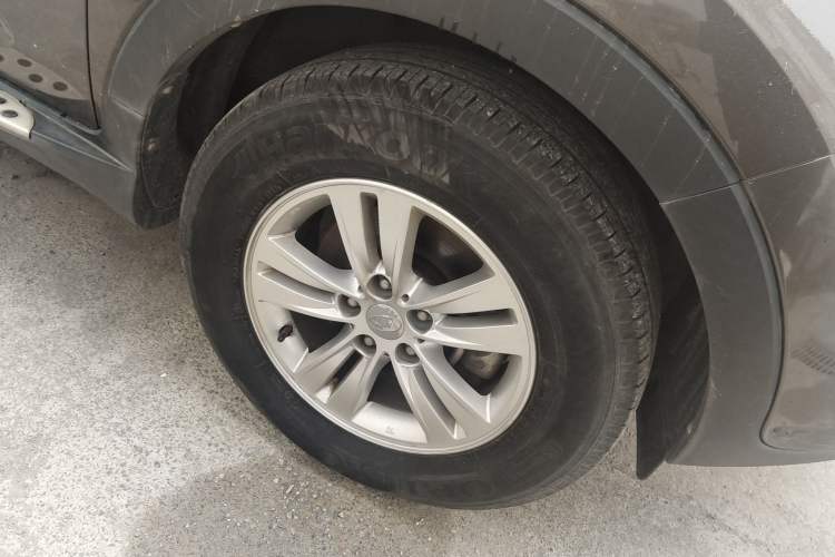 Used Kia Sportage R 2012 2.0L Automatic Two-Wheel Drive GL Trim Right Front Wheel Hub