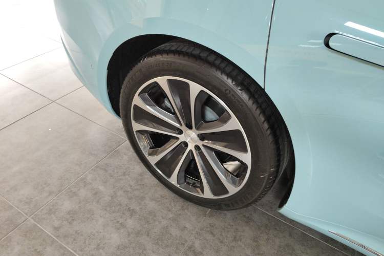 Used Hima Luxeed S7 2025 855 km Max
