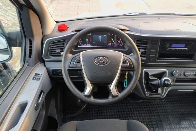 Used SAIC MAXUS Xintu V80 2024 Aotuntong Value Edition 6MT Short Wheelbase Mid-Height Roof 127 Ps 5/6 Seats