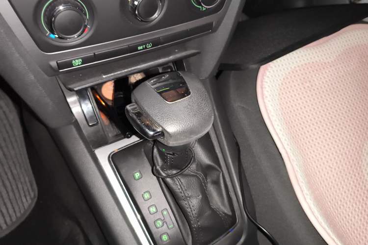 Used Skoda Octavia 2013 1.6L Automatic Yijie Edition Gear Lever