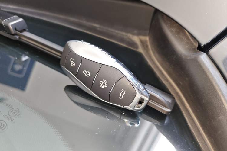 Used Hongqi HS5 2025 2.0T Two-Wheel Drive 600 000-Vehicle Commemorative Edition Vehicle Key