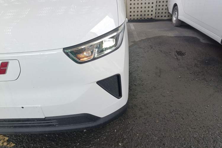 Used Wuling Yangguang 2024 300KM Comfort Version Passenger Van 75kW