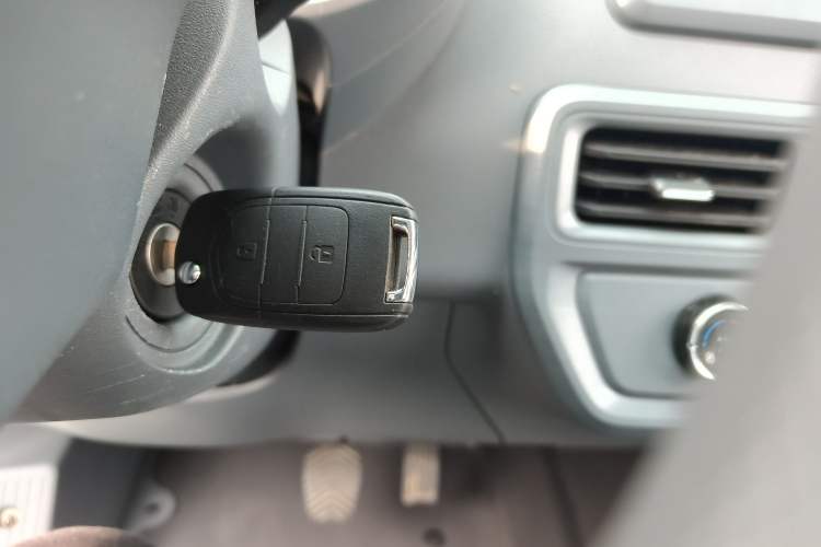 Used Wuling Yangguang 2024 300KM Comfort Version Passenger Van 75kW
