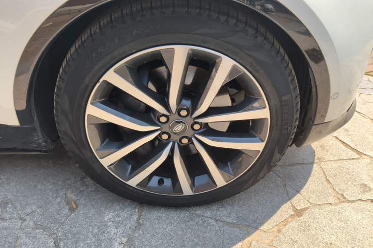 Used Land Rover Discovery 2024 360 PS Dynamic SE Right Front Wheel Hub