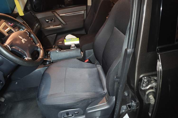 Used Mitsubishi Pajero 2015 3.0L Automatic Luxury Version China IV Standard