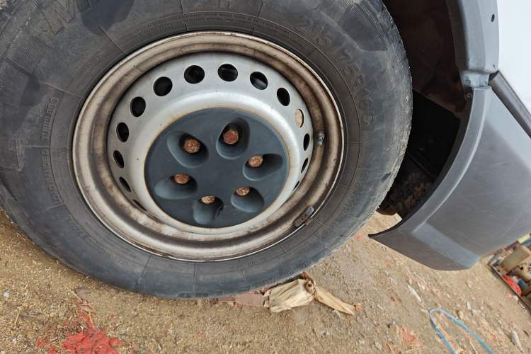 Used Iveco Daily 2020 2.5T A35 Passenger Van Single-Tire Mid-Roof Design 5-9 Seats with Sliding Side Door Meeting China V Emission Standards