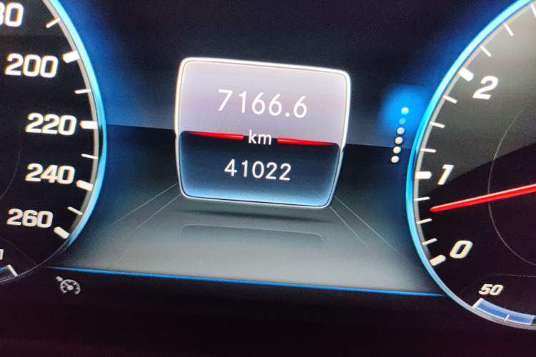 Used Mercedes-Benz Maybach S-Class 2018 S 450 4MATIC Odometer Close Up