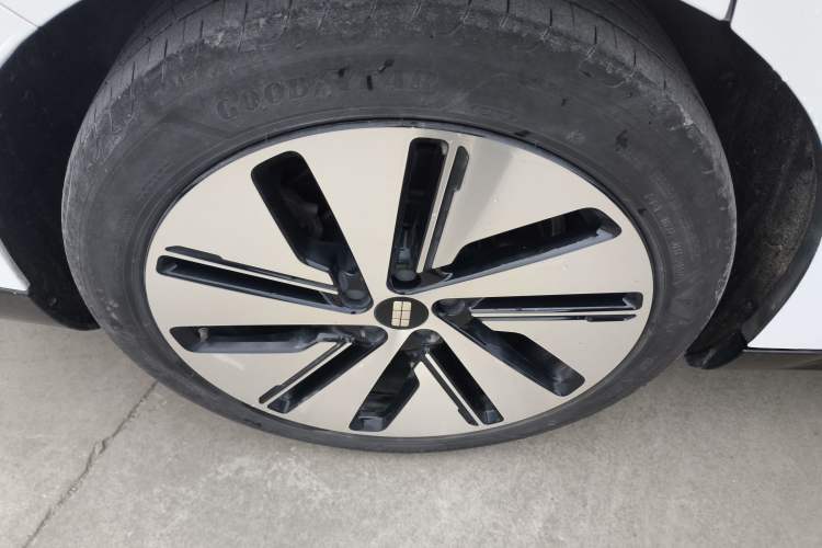 Used Geely Galaxy E8 2024 665 km Range Rear-Drive Starship Long-Range Version
