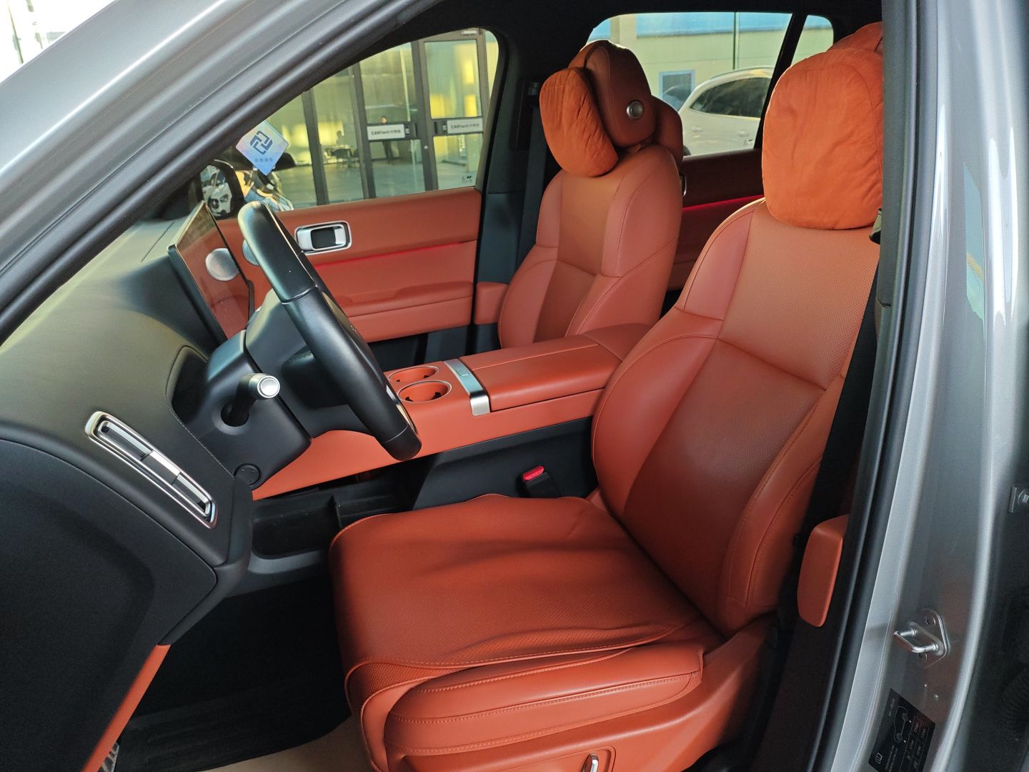 المقاعد الأمامية داخل السيارة