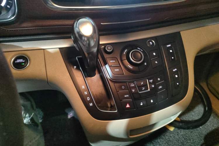 Used Buick GL8 2017 25S Comfort Version China V Standard Gear Lever