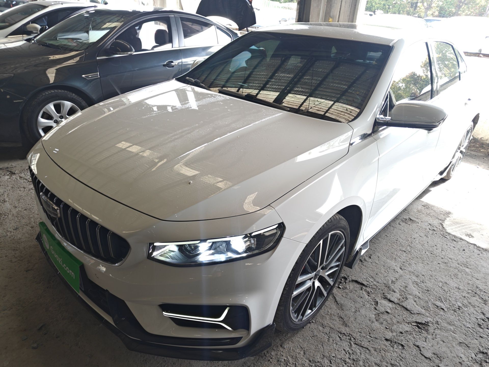 Под передней частью автомобиля