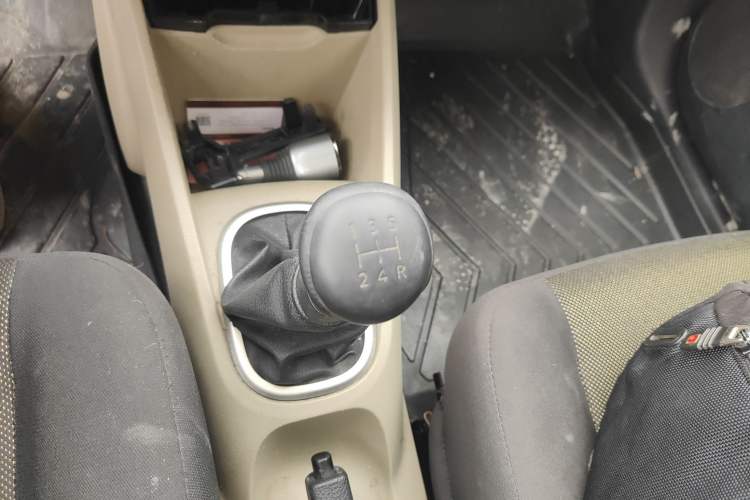 Used Venucia R50 2013 1.6L Manual Fashion Edition Gear Lever