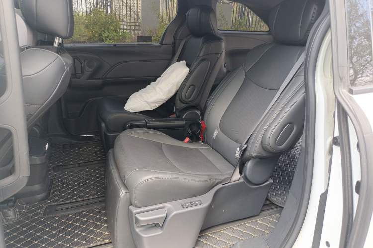 Used Toyota SIENNA 2024 2.5L Hybrid Luxury Edition Left Rear Seat