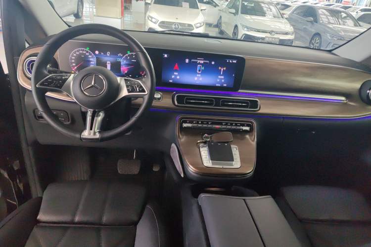 Used Mercedes-Benz V-Class 2024 V 300 Pilot Edition