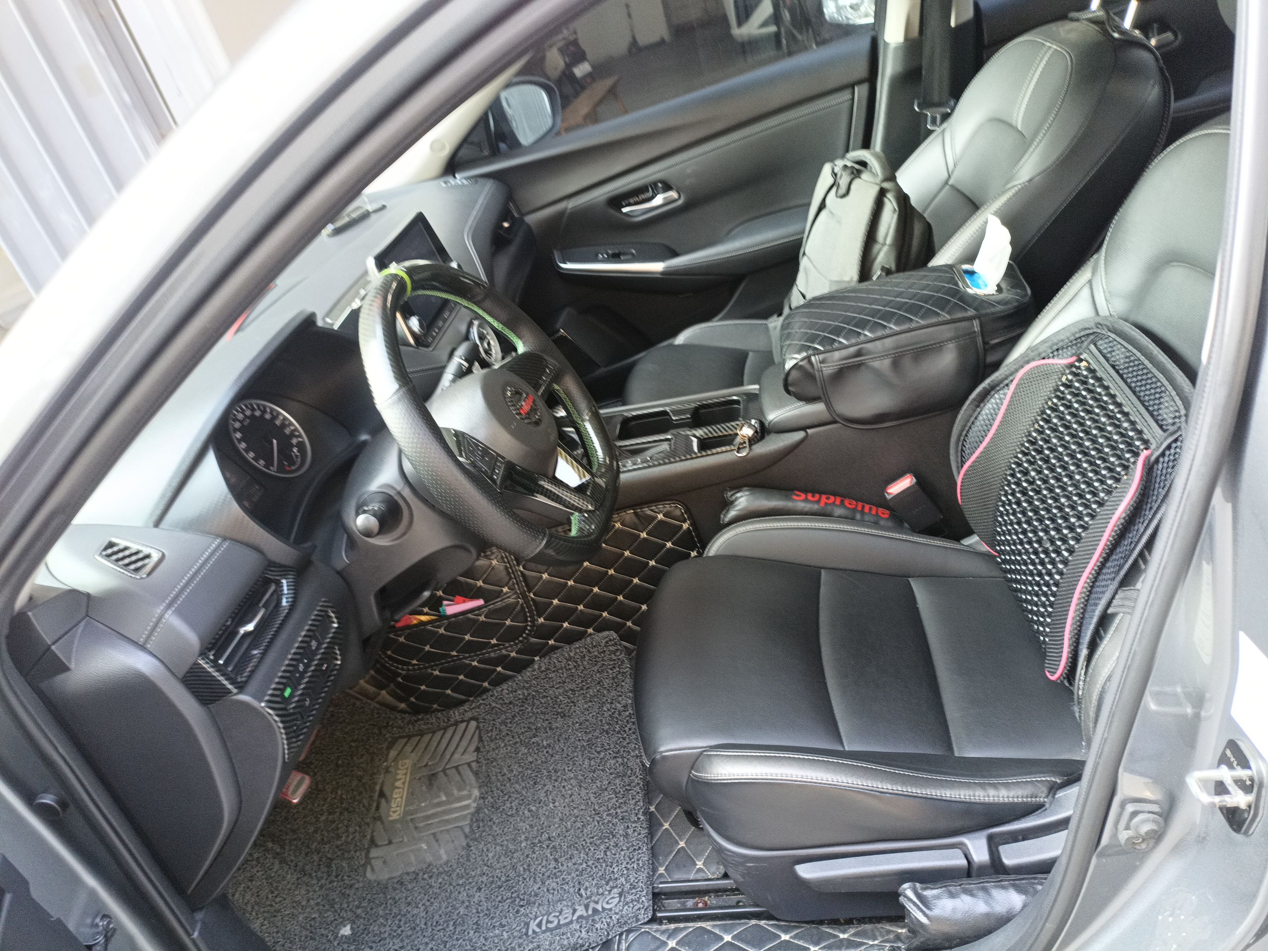 المقاعد الأمامية داخل السيارة