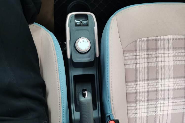 Used Chery QQ Ice Cream 2024 Youth Edition 205km Milkshake Gear Lever