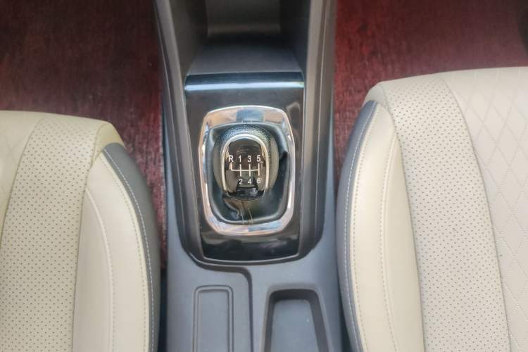 Used Baojun 310W 2017 1.5L Manual Fashion Model China V