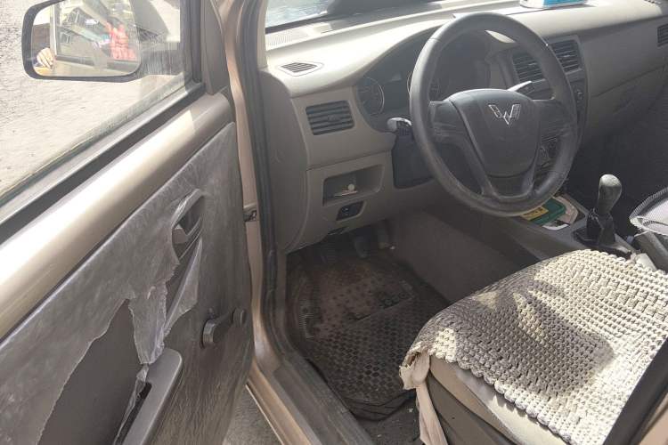 Used Wuling Hongguang 2015 1.5L S Basic Version China V Standard Driver Seat