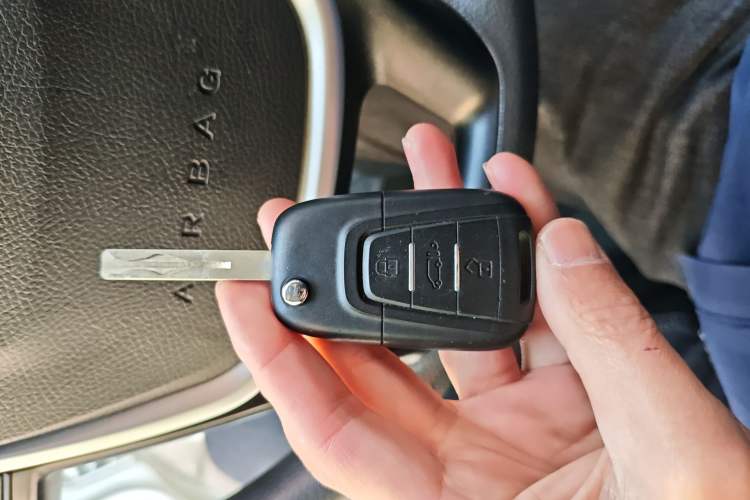 Used SAIC MAXUS Xintu V80 2023 2.0T AMT Classic Aoyuntong Short Wheelbase Ultra-Low Roof 5/6-Seater