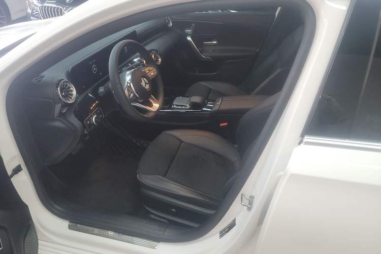 Used Mercedes-Benz A-Class 2022 Revised Version A 200 L Sport Sedan Fashionable Style Left Front Seat