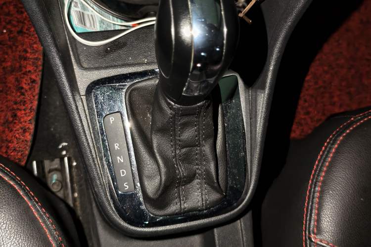 Used Volkswagen Jetta 2015 Value Edition 1.6L Automatic Comfort Version Gear Lever