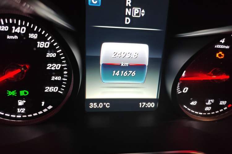 Used Mercedes-Benz C-Class 2015 C 200 L Sport Edition Odometer Close Up