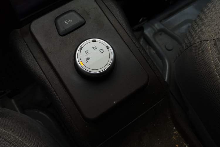 Used Wuling Rongguang EV 2022 Base Model Enclosed-Window Vehicle with 5 Seats Powered by Penghui Battery
