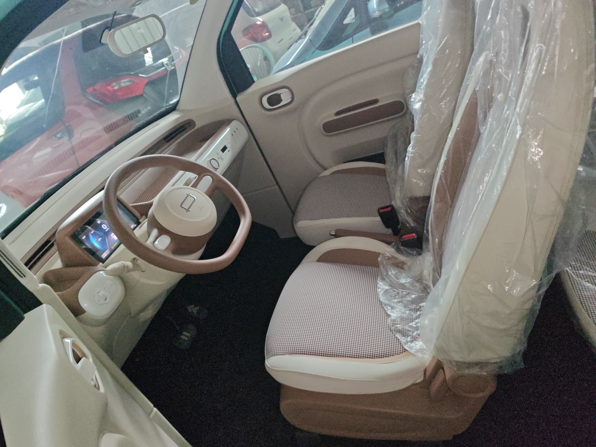 المقاعد الأمامية داخل السيارة