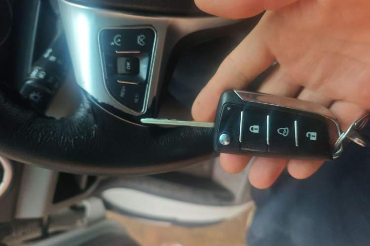 Used JAC Sunray 2017 2.0T Short-Wheelbase Mid-Roof StarTourer Light Commercial Van