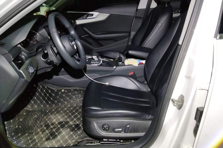 Used Audi A4L 2019 40 TFSI Ambition China VI Left Front Seat